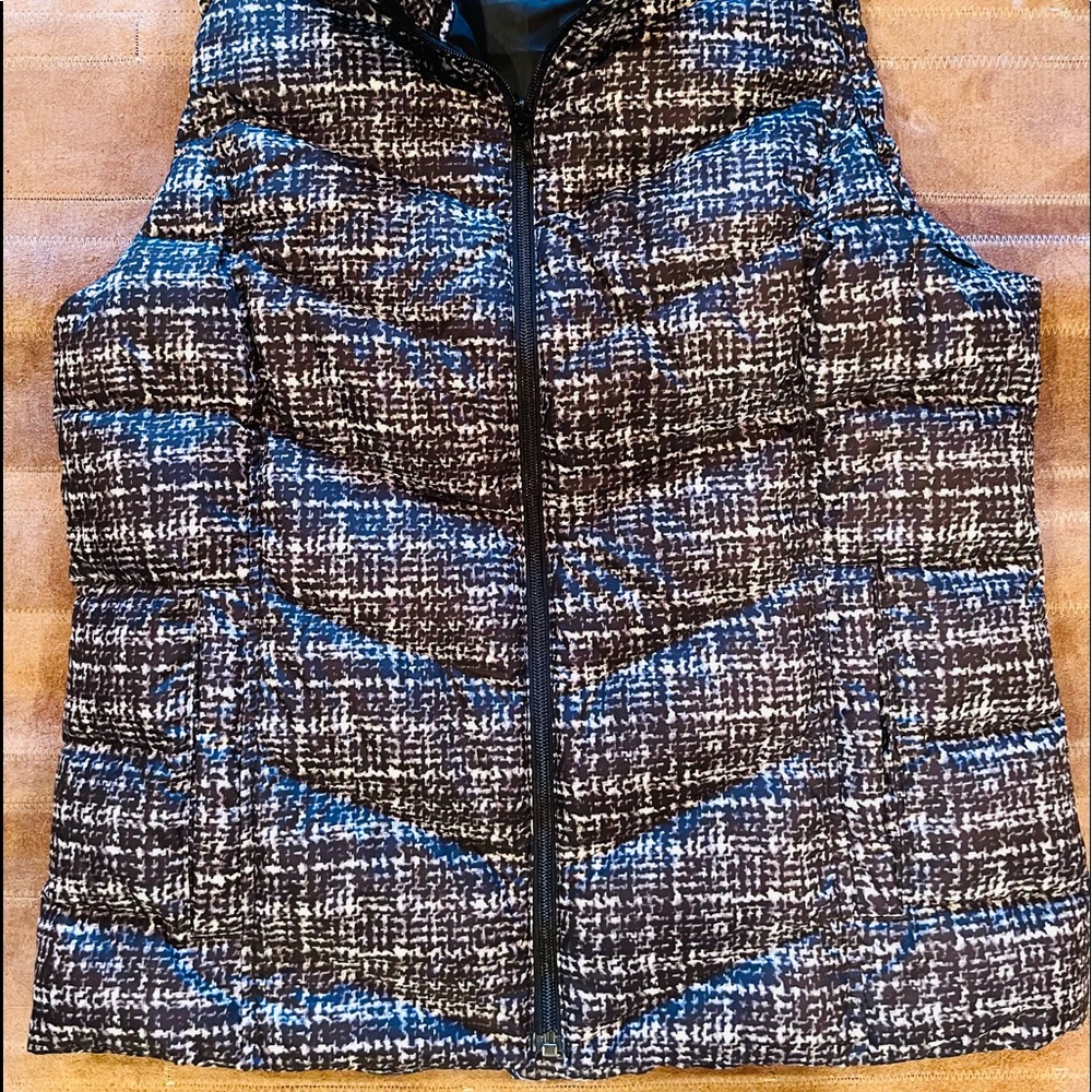Lands End Womens Down Puffer Vest Size: M, Black & White Pattern. Pre-owned